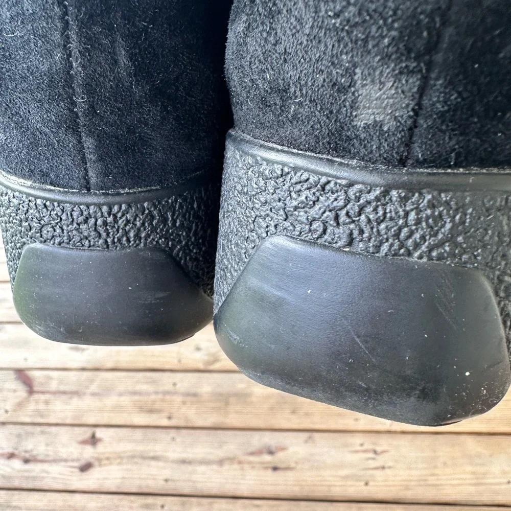 Khombu women’s black fur lined suede boots size 8.5